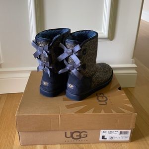 Gently used Navy with glitter Bailey Bow Ugg boots size 8